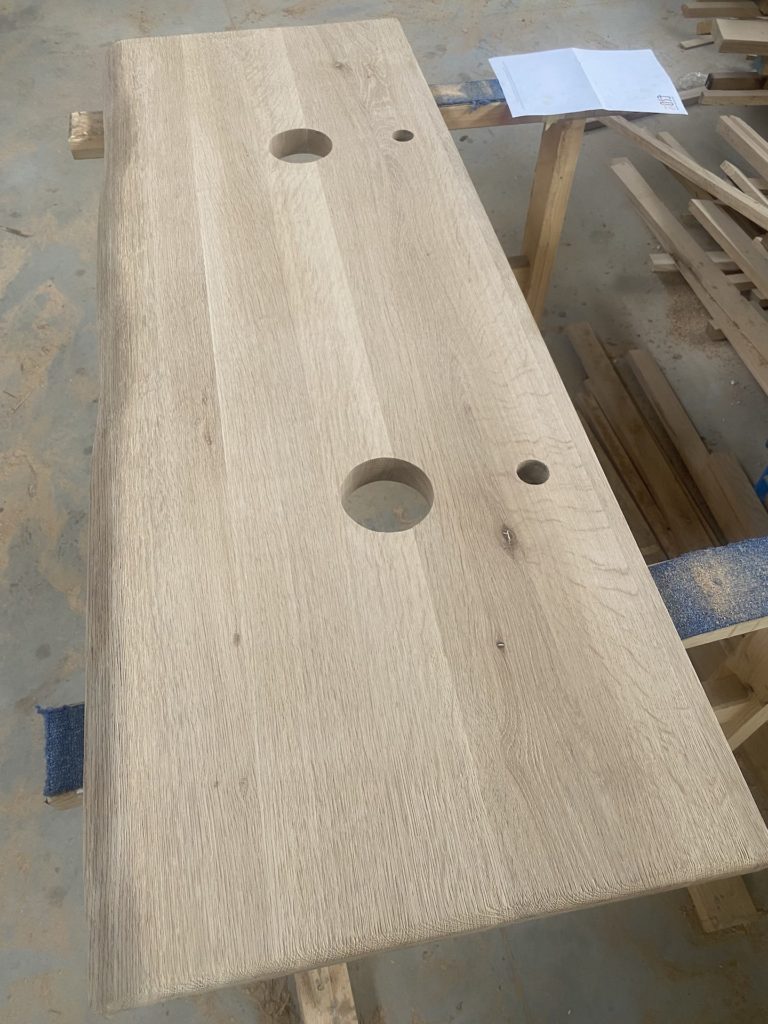 Masivní dřevěná dubová deska do koupelny