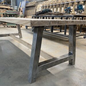 Dubové atypické stoly s ocelovou podnoží